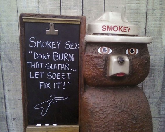 Smokey The Bear at Soest Guitar